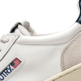 AUTRY MEDALIST LOW IN PELLE BIANCA E BLU E SUEDE BEIGE
