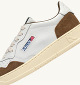 AUTRY MEDALIST LOW IN PELLE BIANCA E SUEDE TABACCO