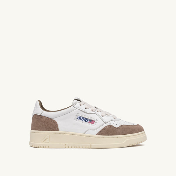 AUTRY MEDALIST LOW IN PELLE BIANCA E SUEDE TOBACCO