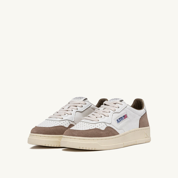 AUTRY MEDALIST LOW IN PELLE BIANCA E SUEDE TOBACCO