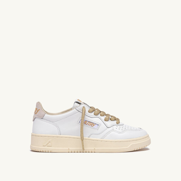 AUTRY MEDALIST LOW IN PELLE BIANCA E DETTAGLI LUREX ORO