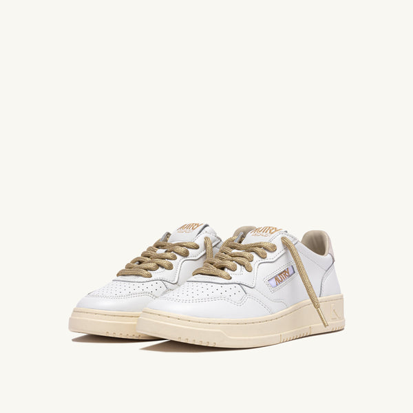 AUTRY MEDALIST LOW IN PELLE BIANCA E DETTAGLI LUREX ORO
