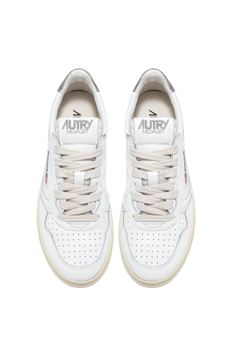 AUTRY SNEAKERS MEDALIST LOW IN PELLE BIANCA E ARGENTO