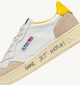 AUTRY MEDALIST LOW IN SUEDE E PELLE BIANCA E GIALLO
